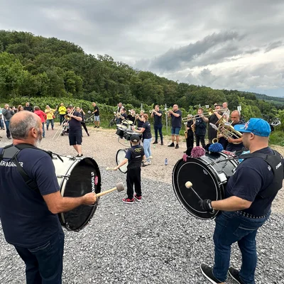 Drilltaufe und Weinausschank Drilltaufe und Weinausschank