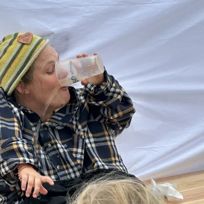 Drilltaufe und Weinausschank Drilltaufe und Weinausschank