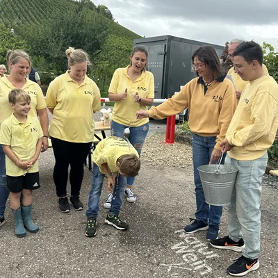 Drilltaufe und Weinausschank Drilltaufe und Weinausschank