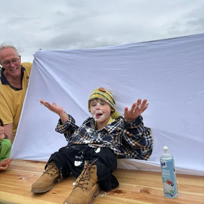 Drilltaufe und Weinausschank Drilltaufe und Weinausschank