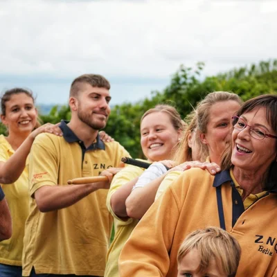 Drilltaufe und Weinausschank Drilltaufe und Weinausschank