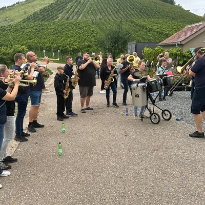 Drilltaufe und Weinausschank Drilltaufe und Weinausschank