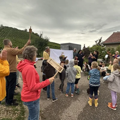 Drilltaufe und Weinausschank Drilltaufe und Weinausschank