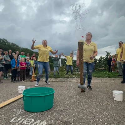 Drilltaufe und Weinausschank Drilltaufe und Weinausschank