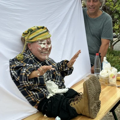 Drilltaufe und Weinausschank Drilltaufe und Weinausschank