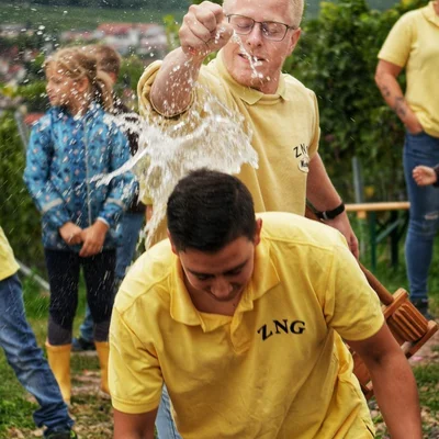 Drilltaufe und Weinausschank Drilltaufe und Weinausschank