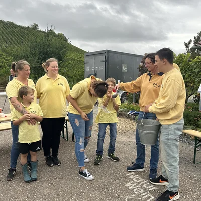 Drilltaufe und Weinausschank Drilltaufe und Weinausschank